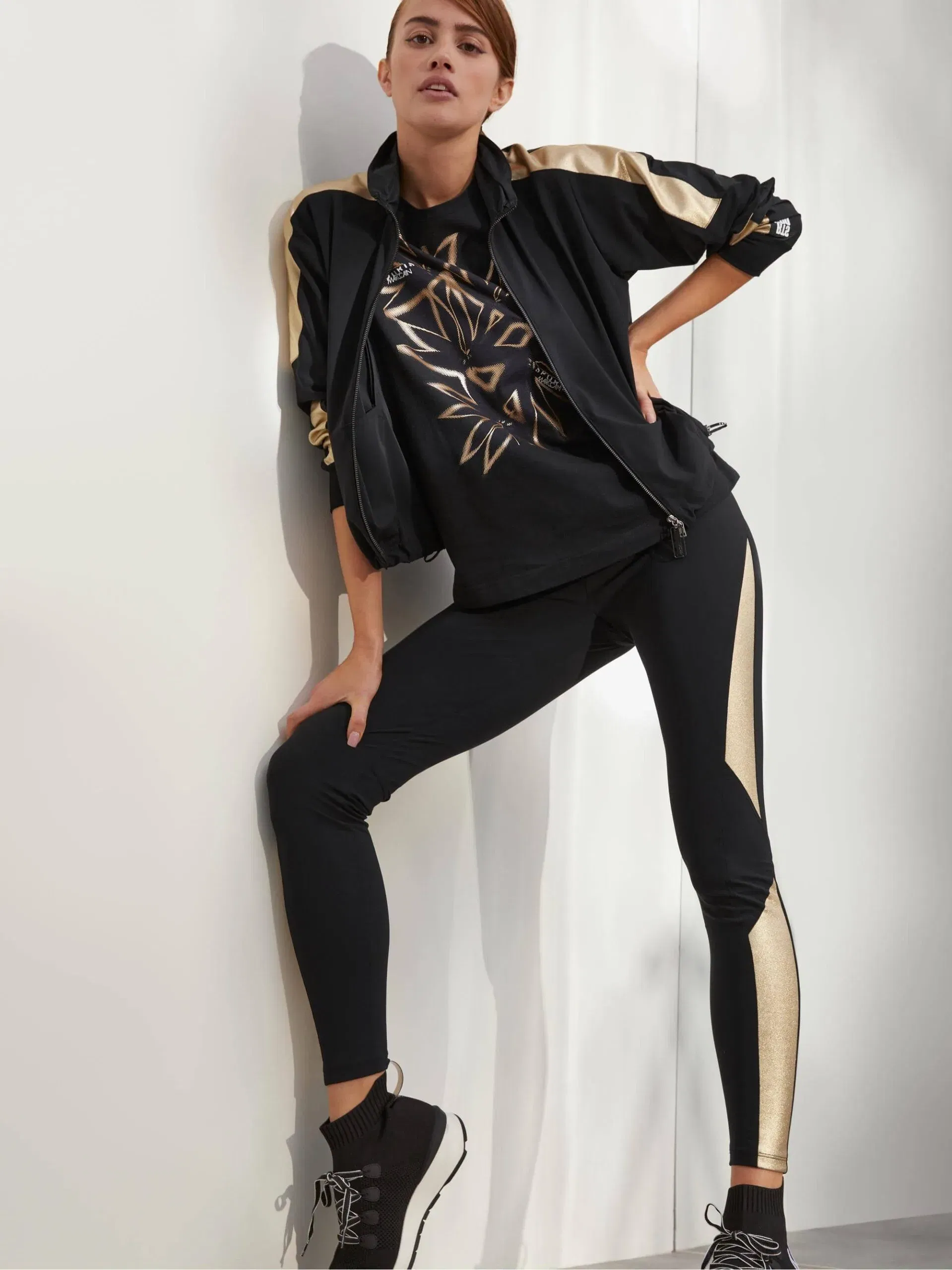 Marc Cain Sports T shirt med palme print i sort 5