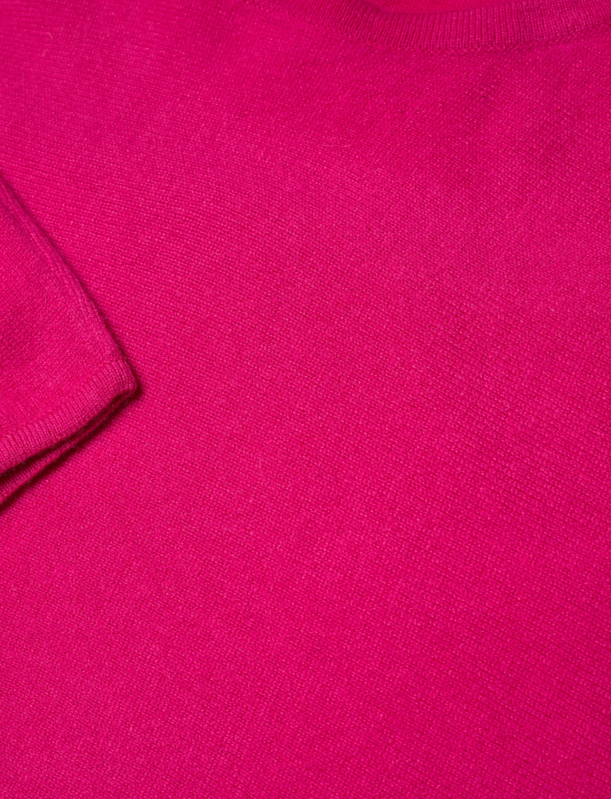 Davida Curved Cashmere sweater i Fuchsia 2