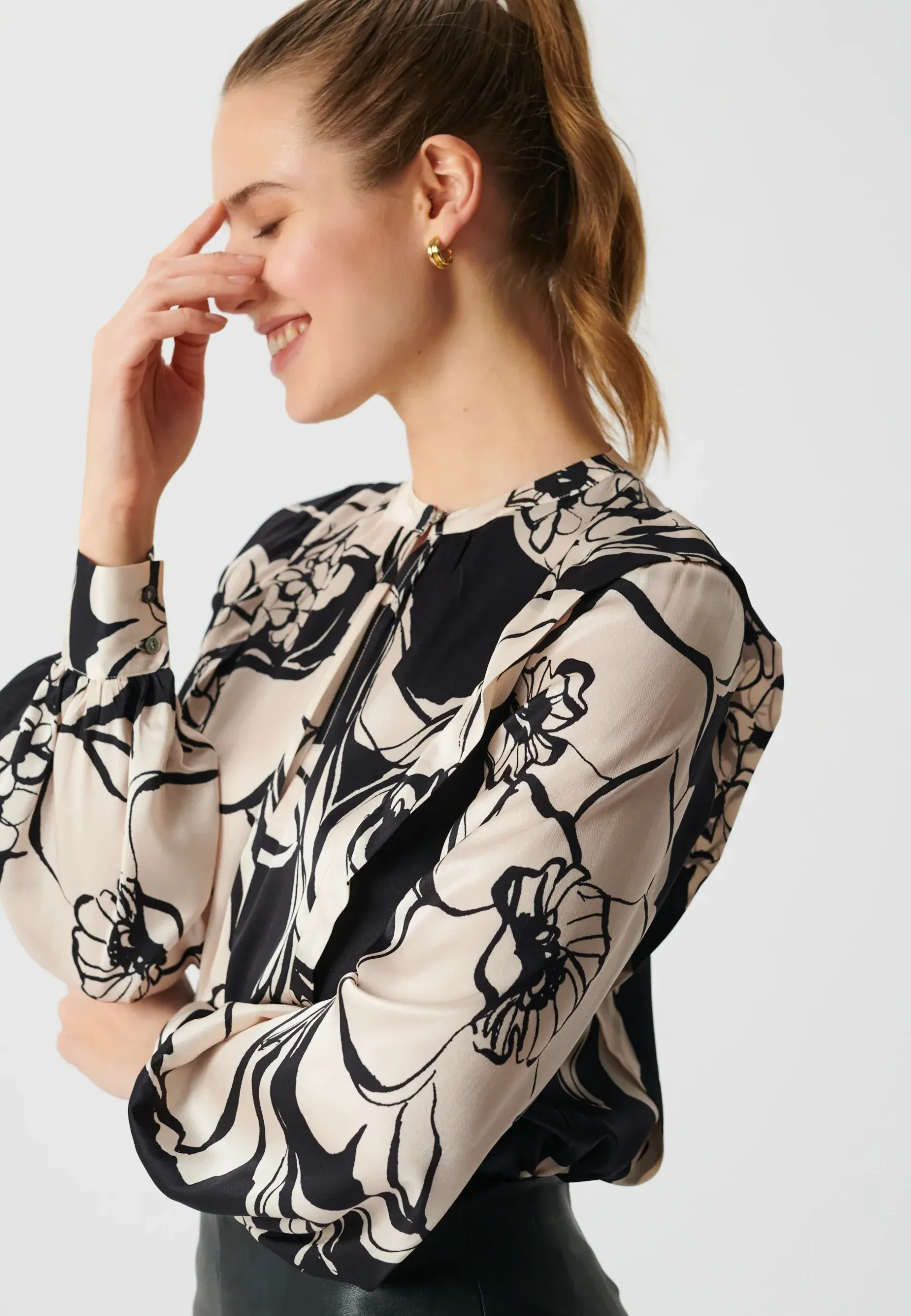 Dea Kudibal EVELYN Big Floral Coal silkebluse 2